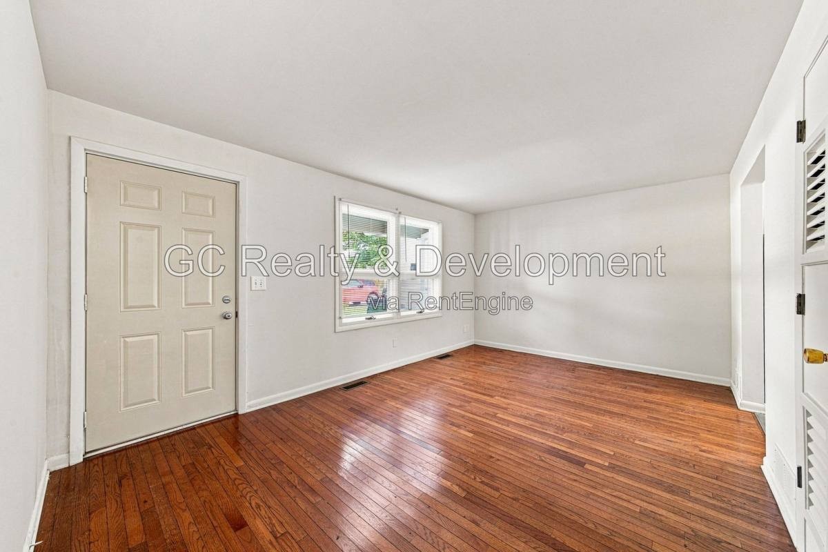 913 3rd St #909 - Photo 3 of 10