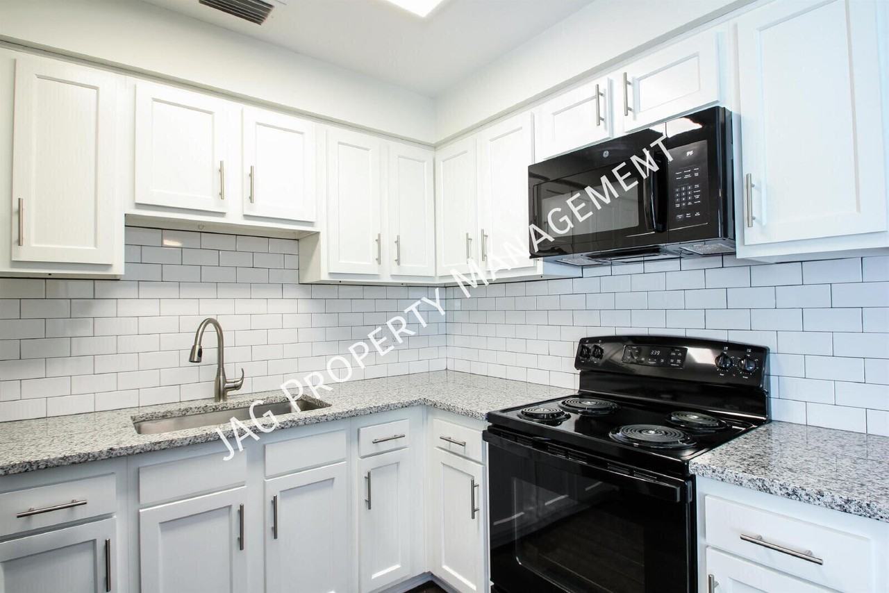 1435 Smith St - Photo 4 of 23