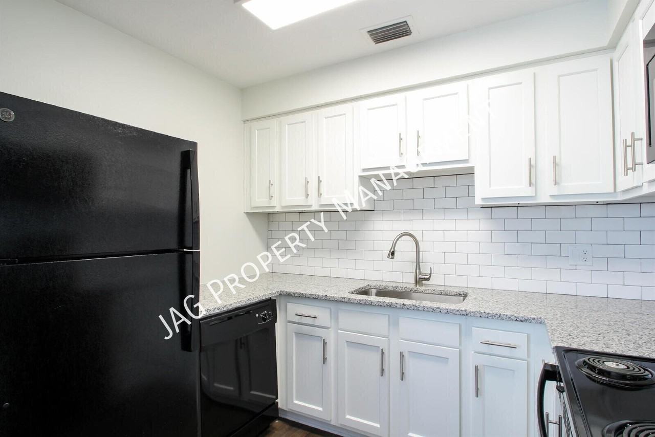 1435 Smith St - Photo 5 of 23