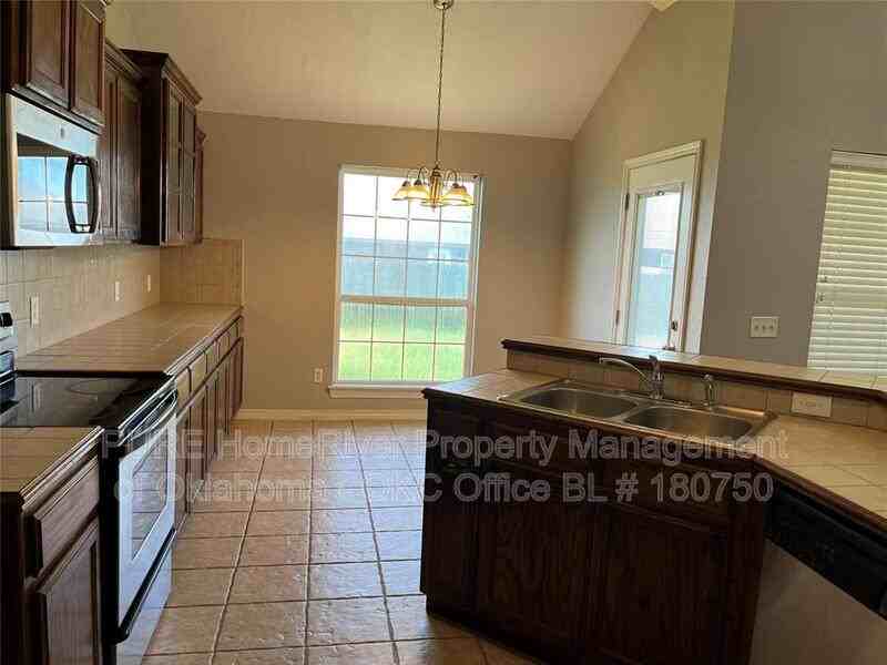11628 Sw 11th St - Photo 5 of 24