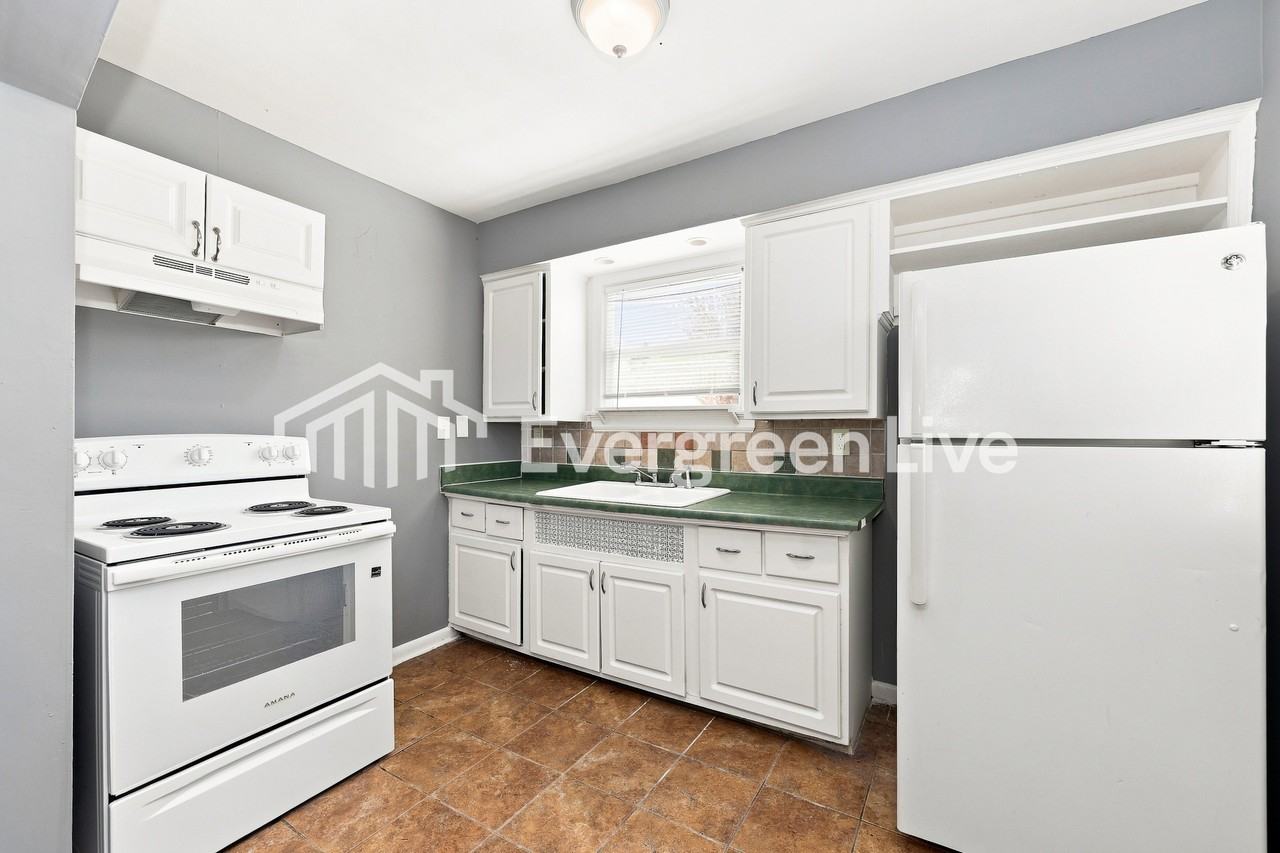 374 Glen Oaks Dr - Photo 3 of 15