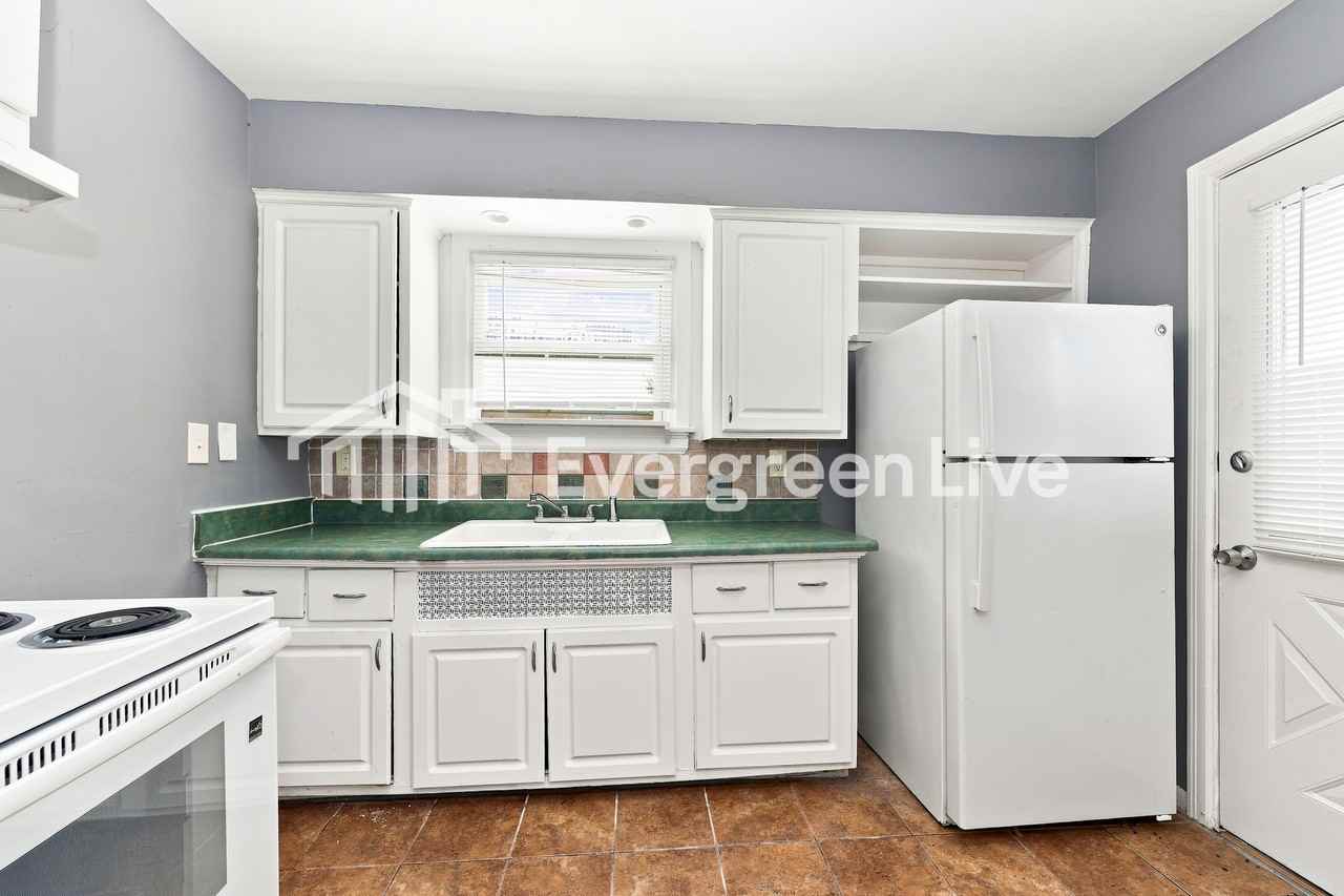 374 Glen Oaks Dr - Photo 4 of 15