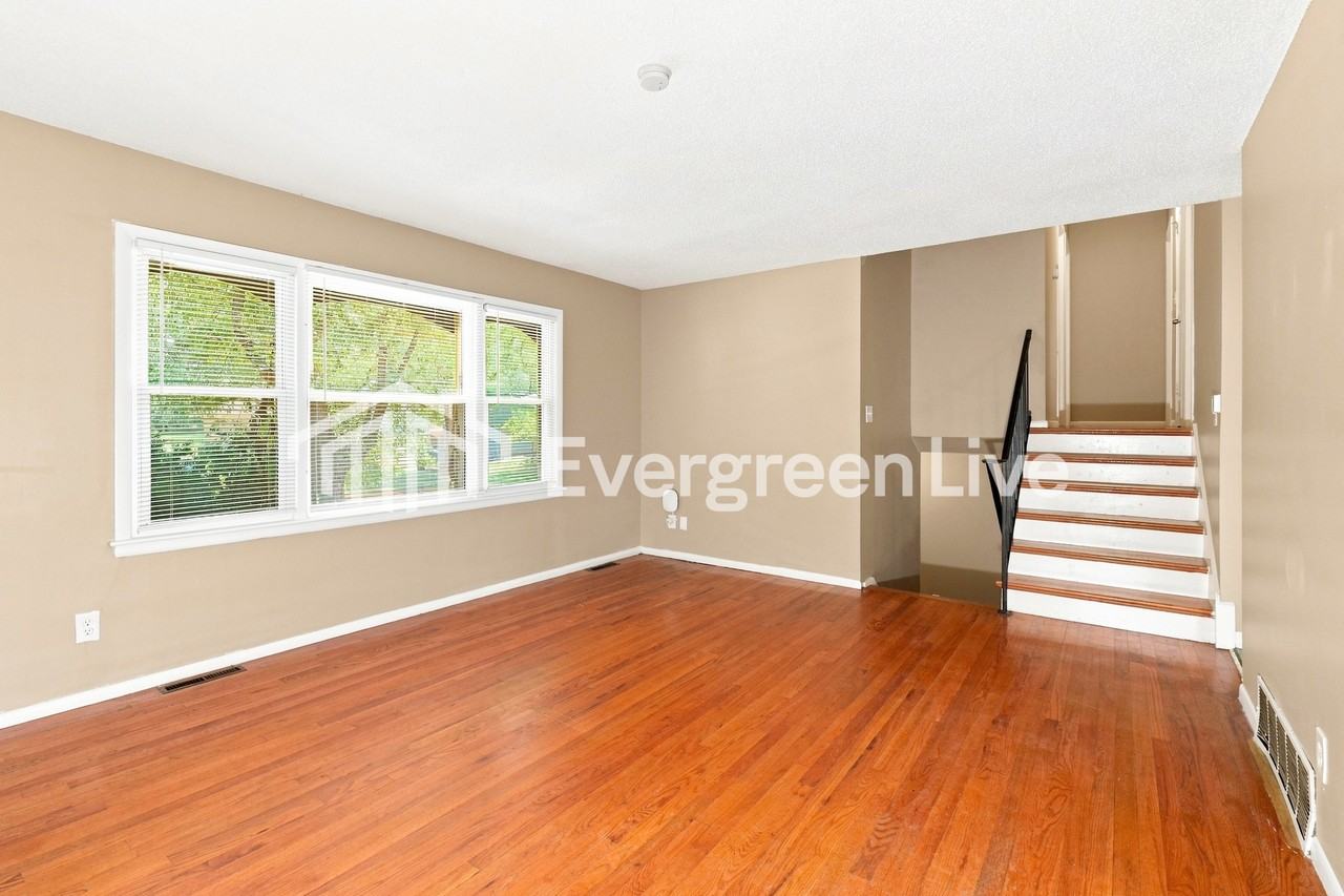 9306 Palmer Ave - Photo 3 of 15