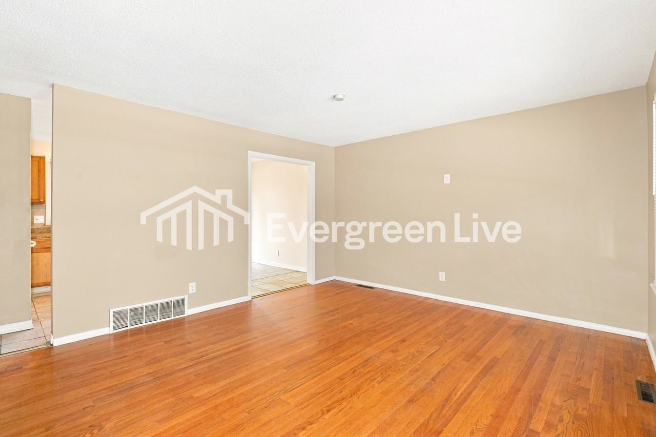 9306 Palmer Ave - Photo 4 of 15