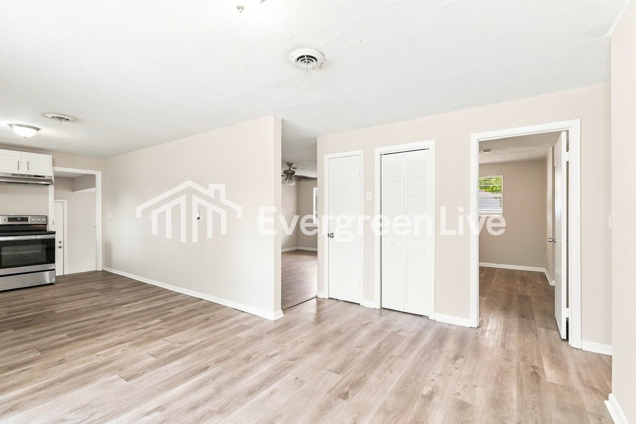 5043 Chivalry Dr - Photo 7 of 15