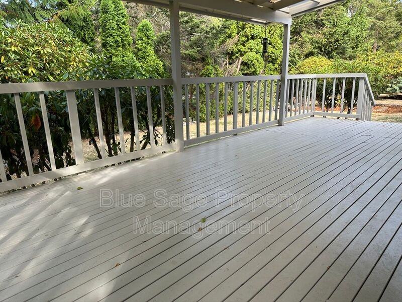 110 Leslie Ln - Photo 3 of 19