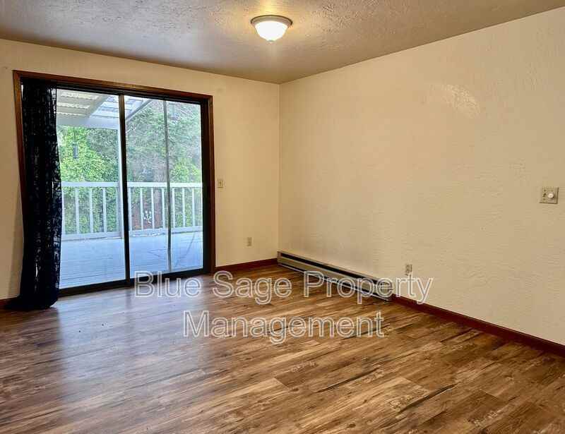 110 Leslie Ln - Photo 6 of 19