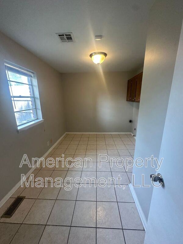 4512 S Kingston Ave - Photo 4 of 20