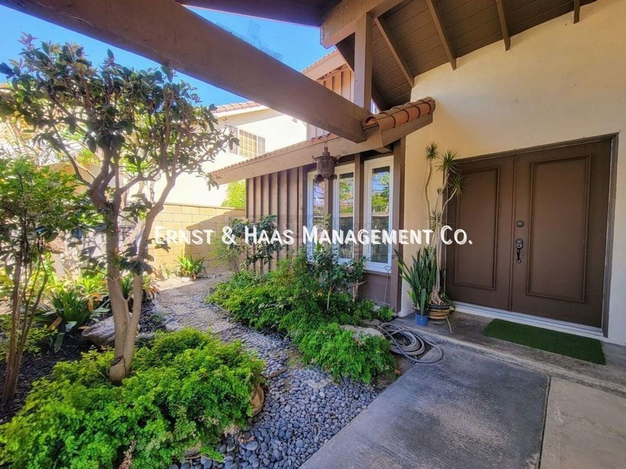 5692 Vinevale Cir - Photo 2 of 31