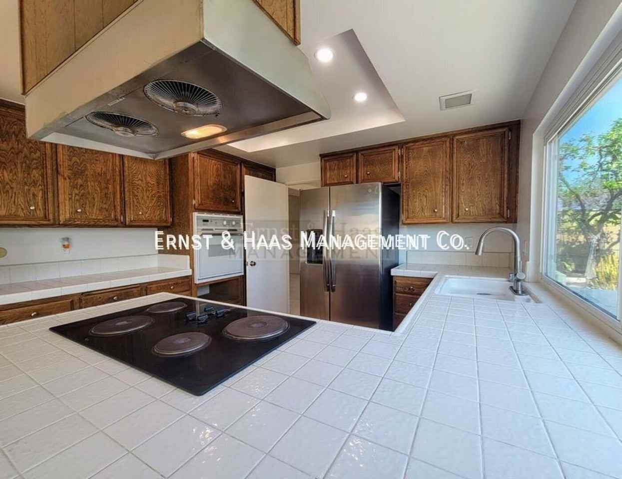 5692 Vinevale Cir - Photo 4 of 31