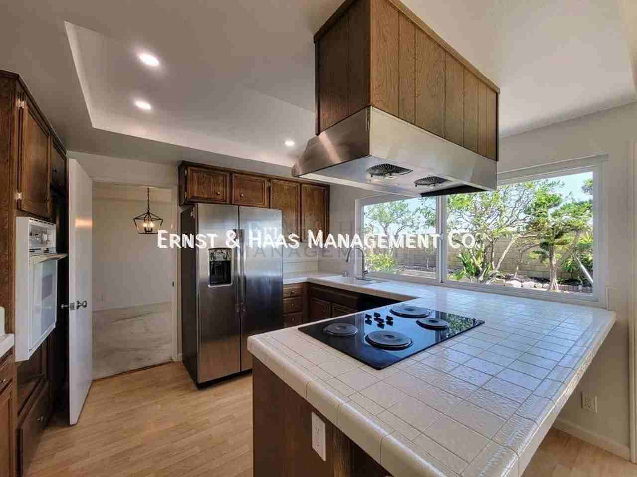 5692 Vinevale Cir - Photo 5 of 31