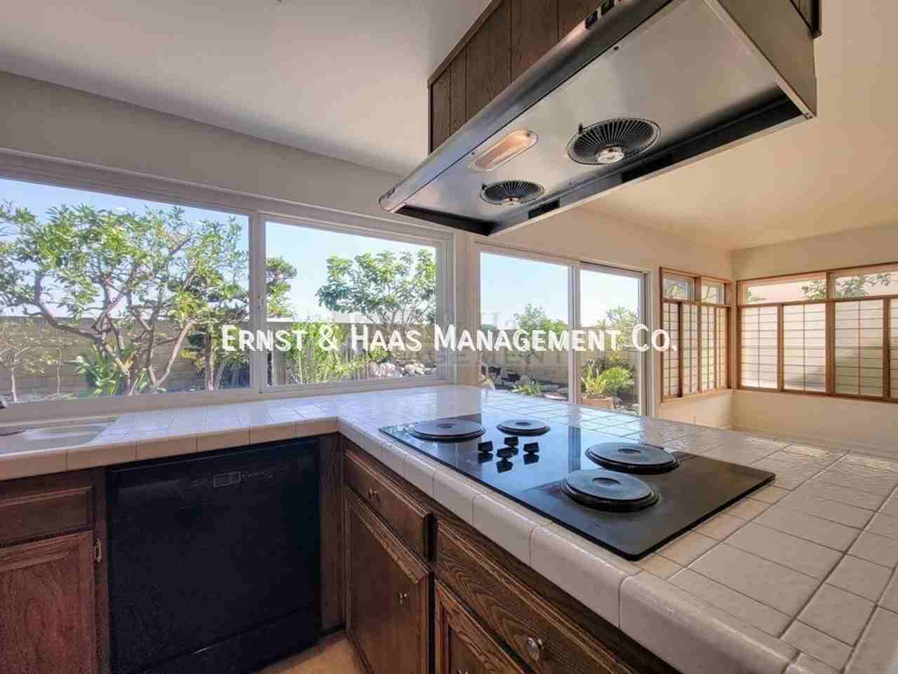 5692 Vinevale Cir - Photo 6 of 31
