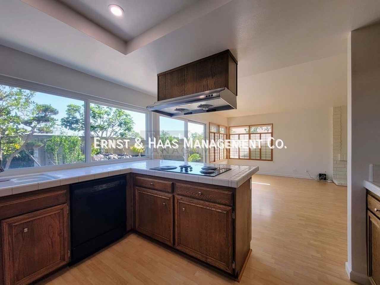 5692 Vinevale Cir - Photo 7 of 31