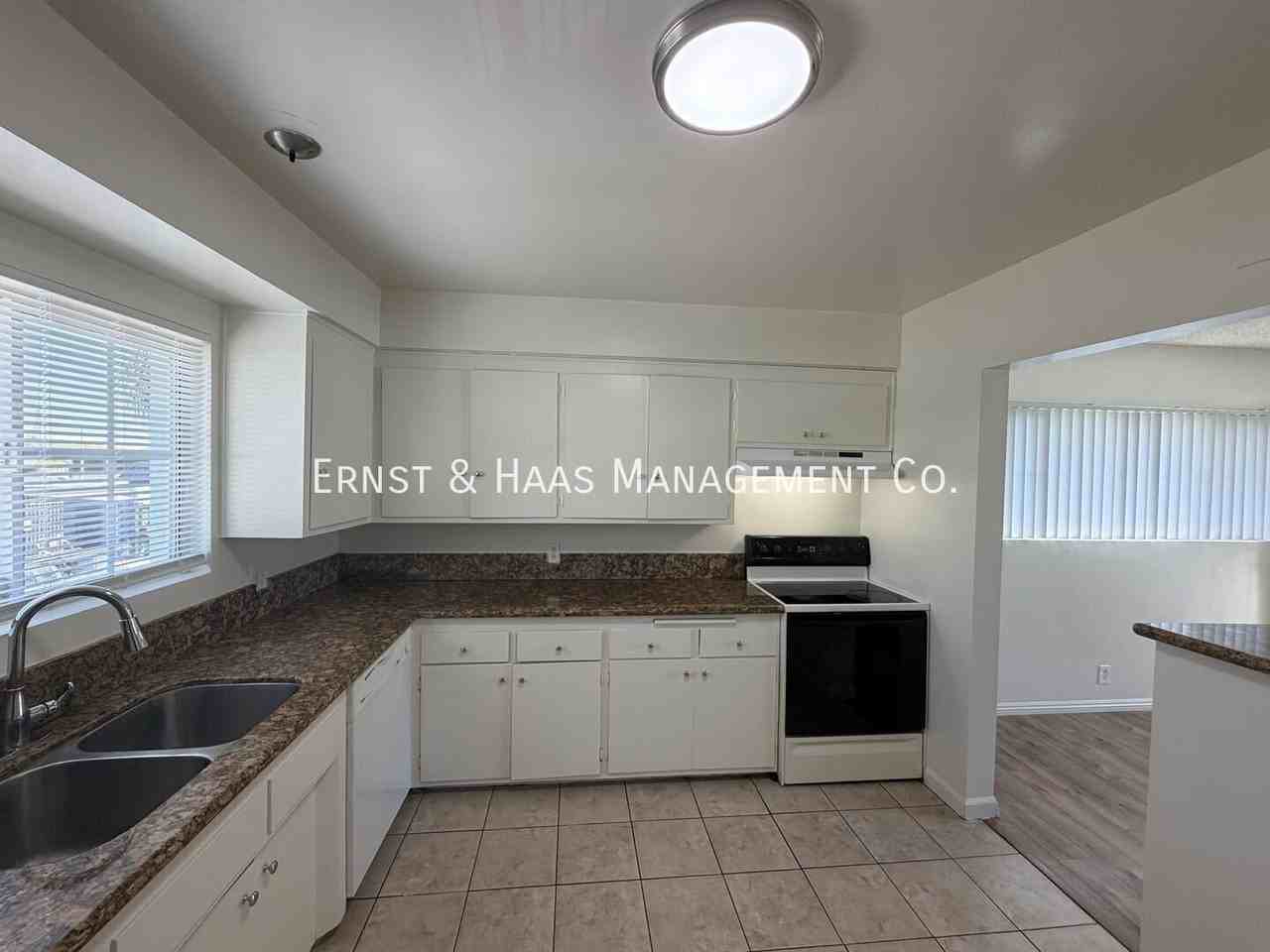 1960 E Jackson St #05 - Photo 6 of 16