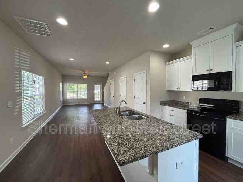404 Joiner Cir #404 - Photo 5 of 13