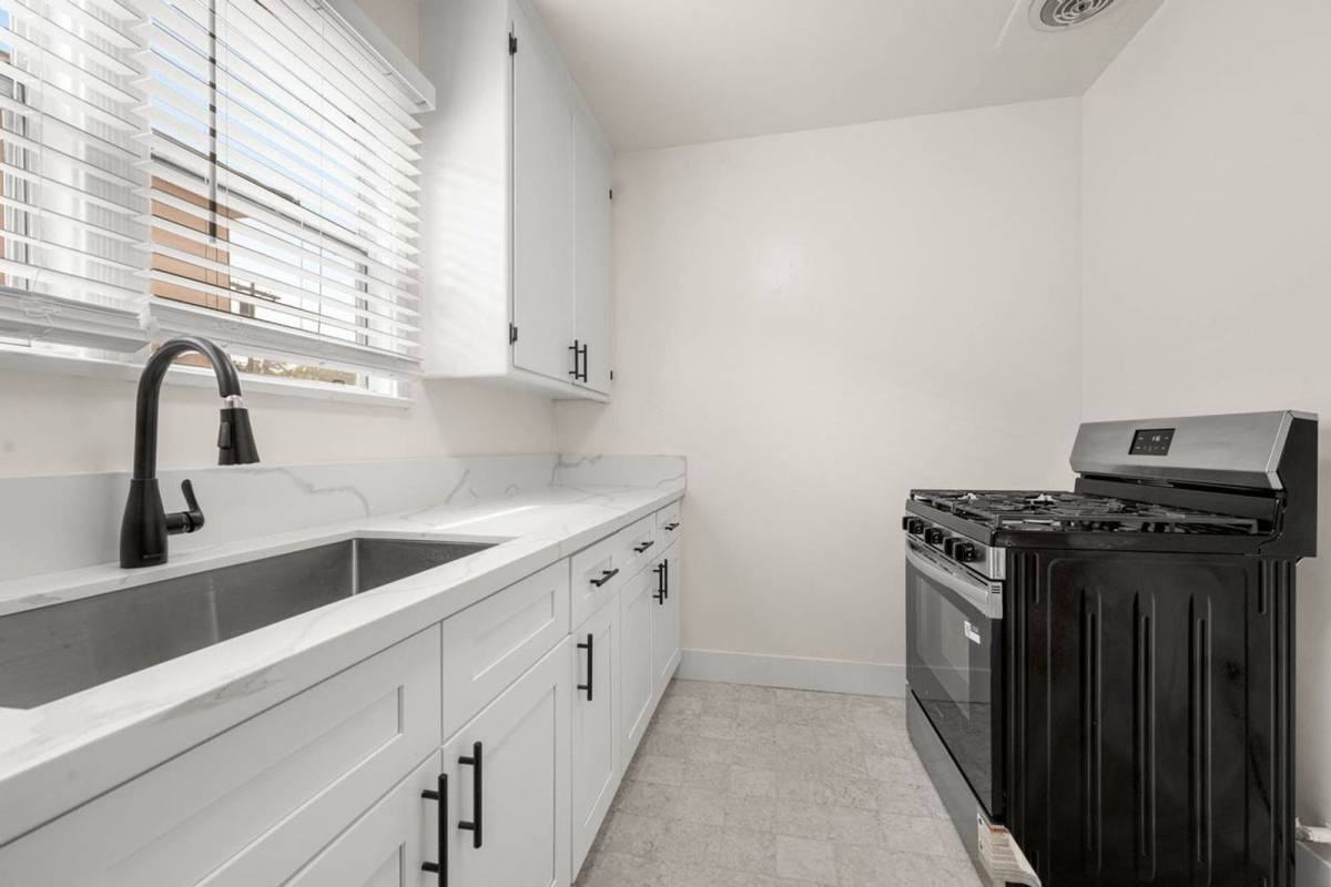 2269 W Adams Blvd #1-2A - Photo 2 of 10