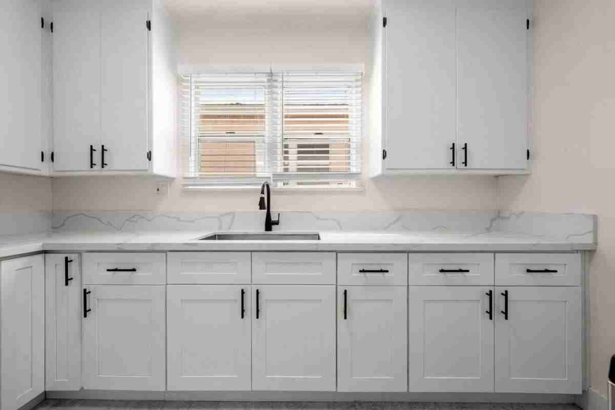 2269 W Adams Blvd #1-2A - Photo 3 of 10