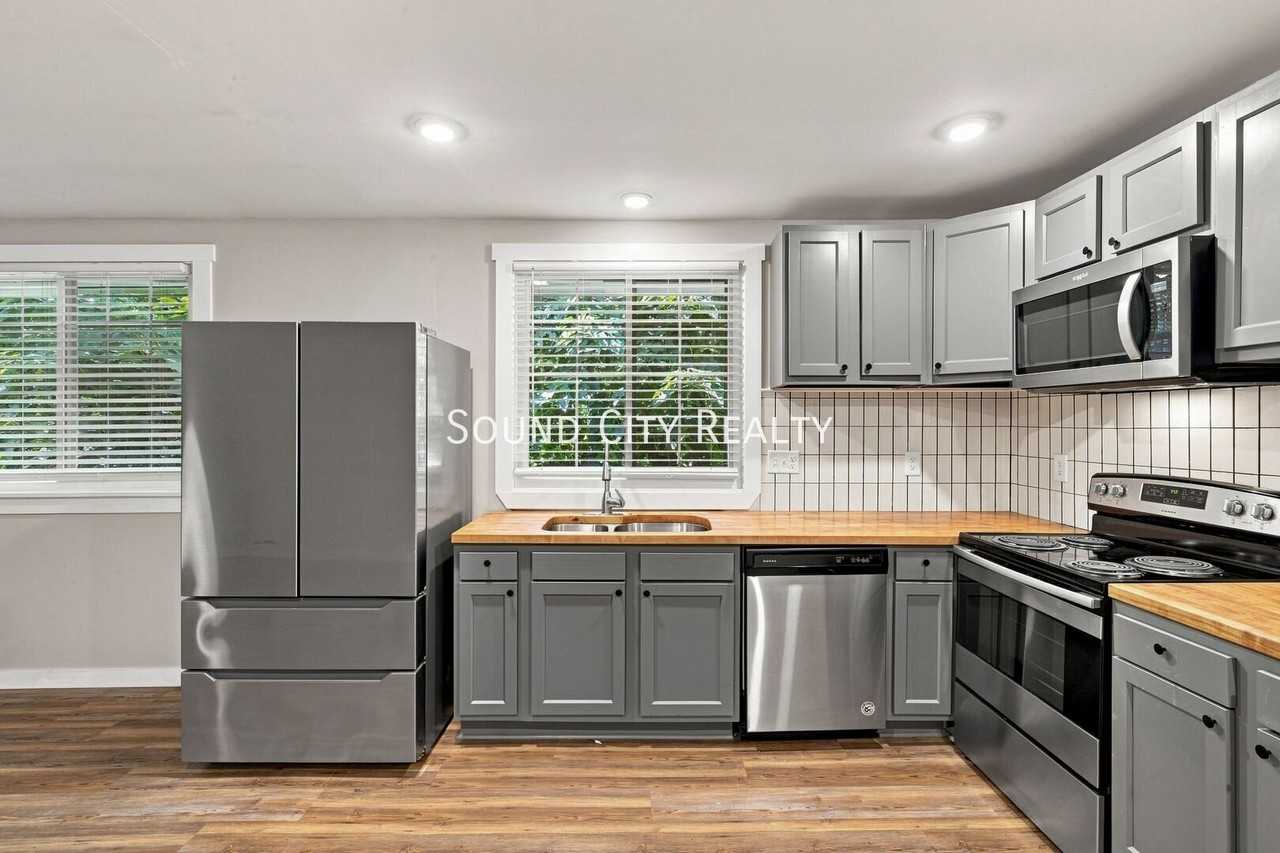 714 27th Ave N #D - Photo 2 of 28