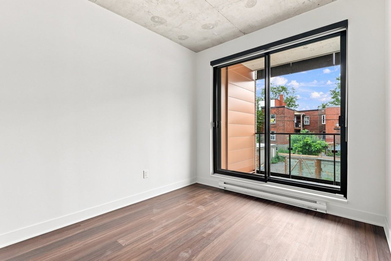 1048 Boul Décarie - Photo 5 of 16