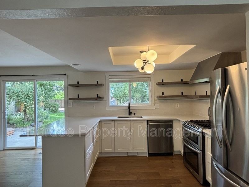 3511 N Barberry Dr - Photo 4 of 30