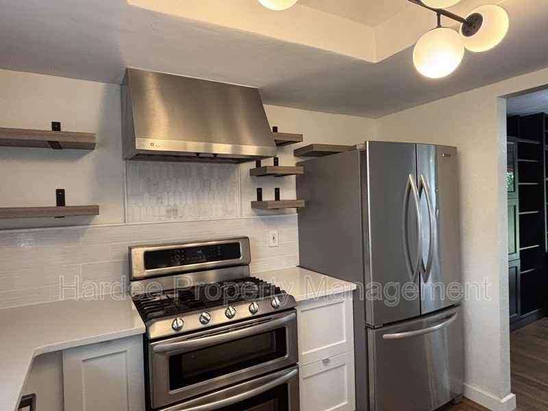 3511 N Barberry Dr - Photo 5 of 30