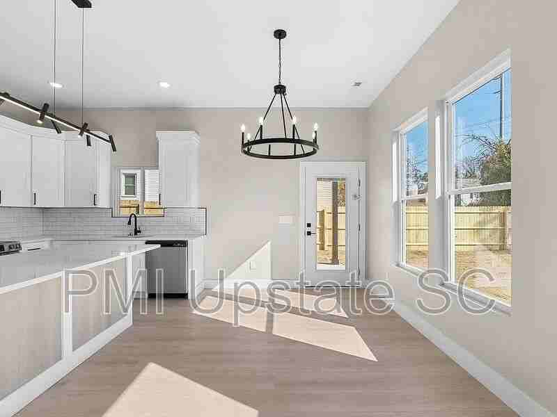 367 College St - Photo 6 of 19