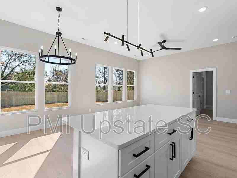 367 College St - Photo 7 of 19