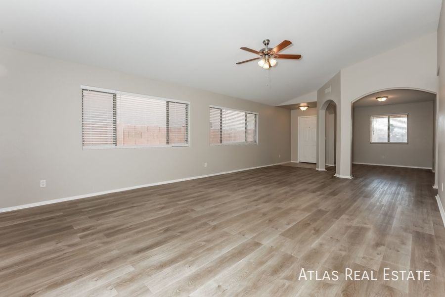 11018 W Mountain View Dr - Photo 3 of 23