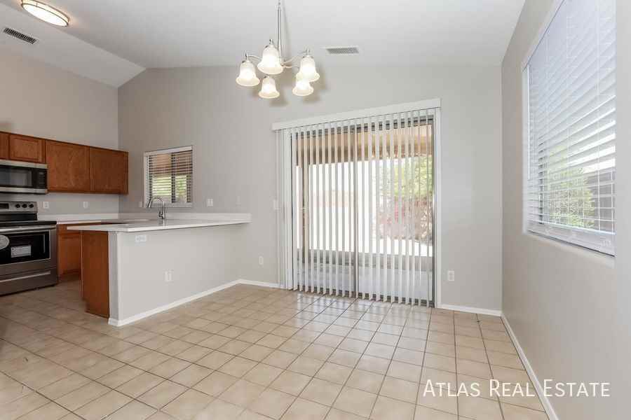 11018 W Mountain View Dr - Photo 4 of 23