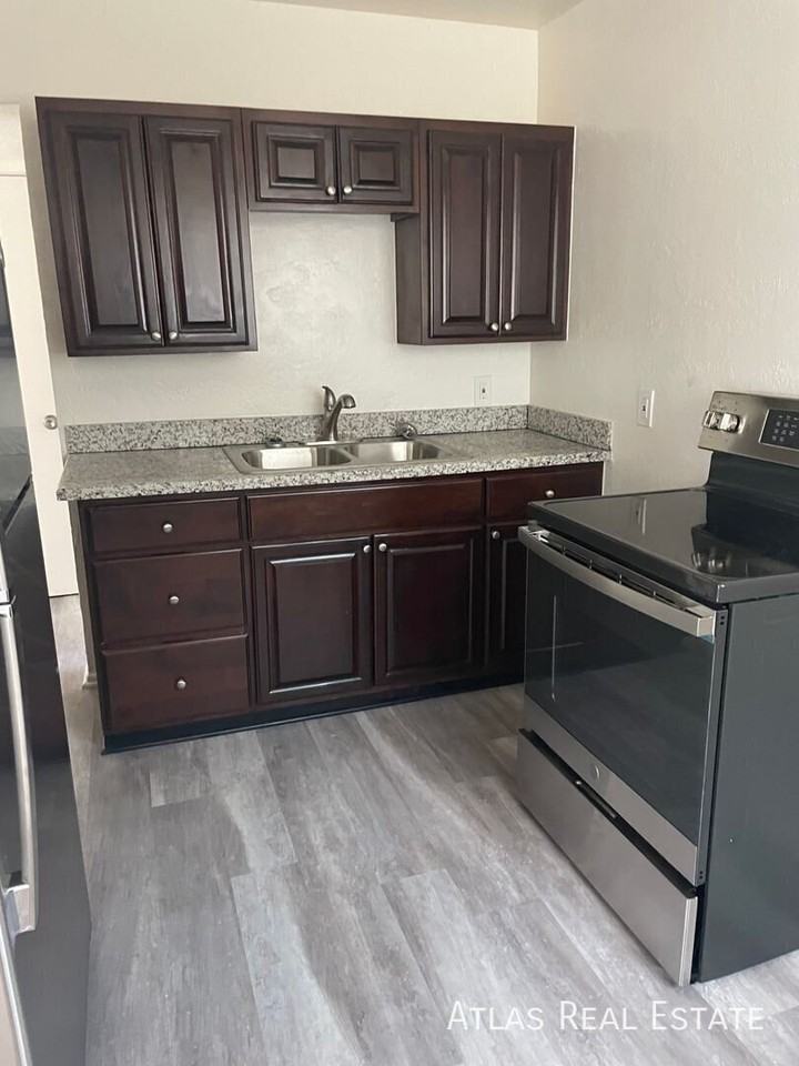 2512 W Ocotillo Rd #4