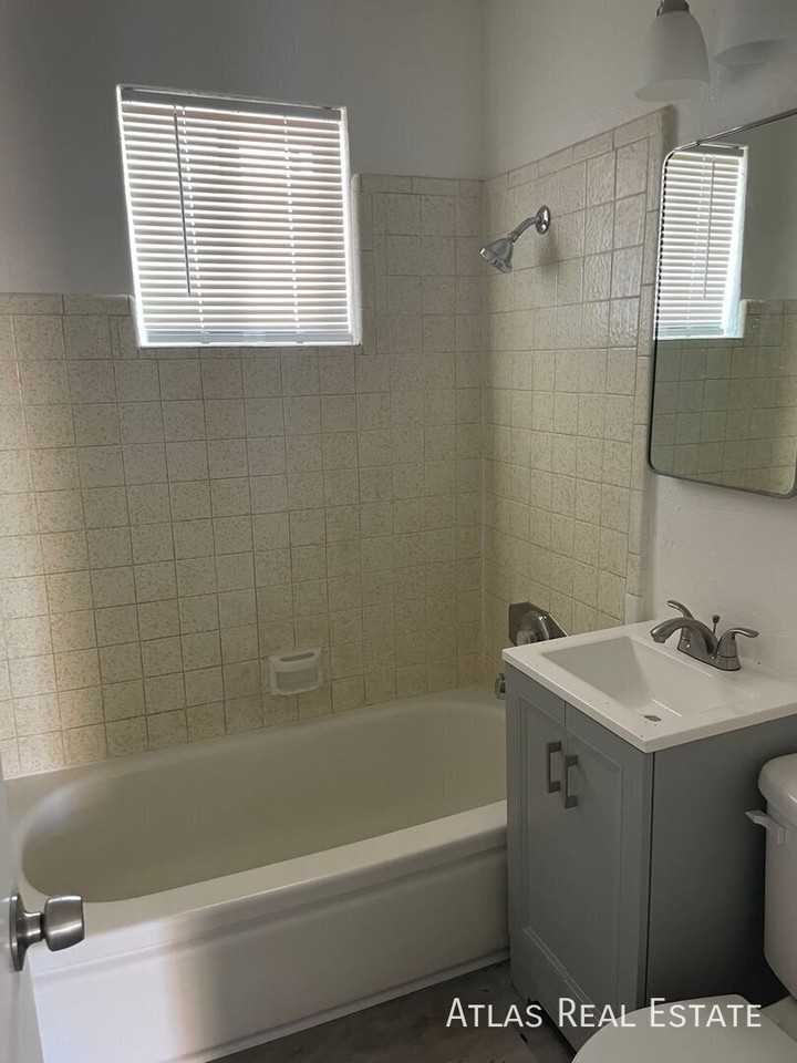 2512 W Ocotillo Rd #4 - Photo 2 of 17