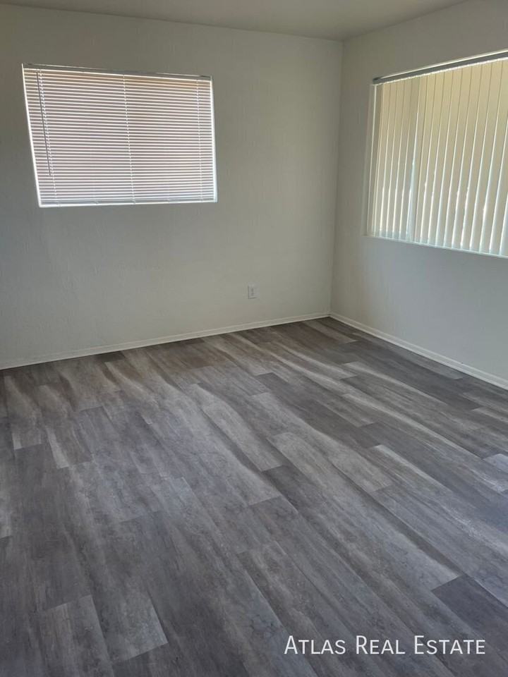 2512 W Ocotillo Rd #4 - Photo 3 of 17