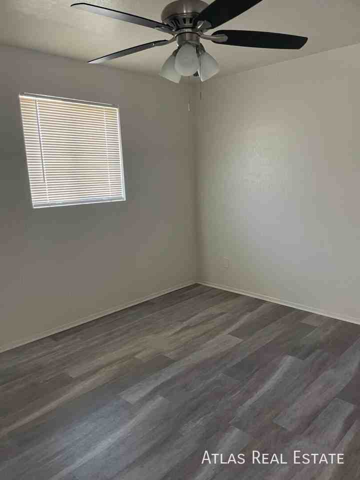 2512 W Ocotillo Rd #4 - Photo 4 of 17