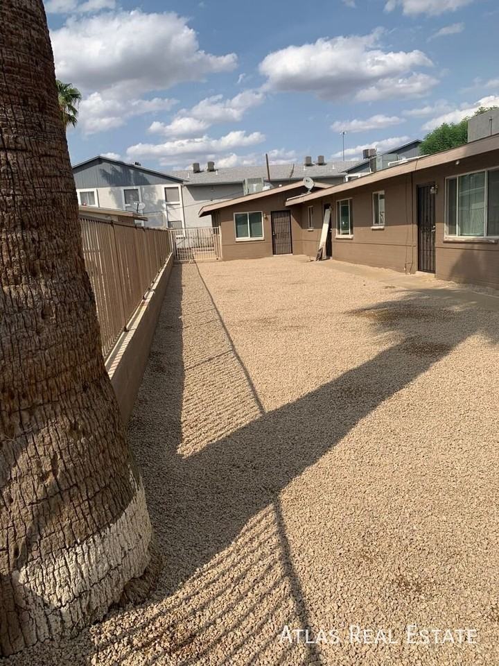 2512 W Ocotillo Rd #4 - Photo 5 of 17