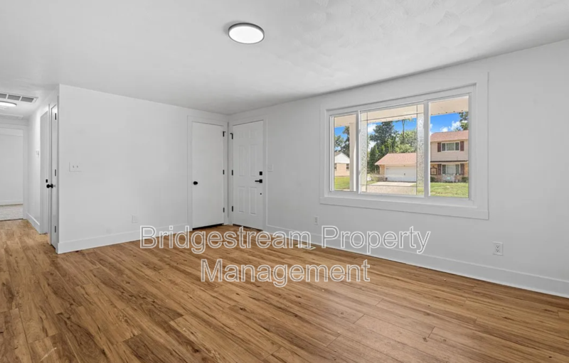 6815 Alter Rd - Photo 3 of 13