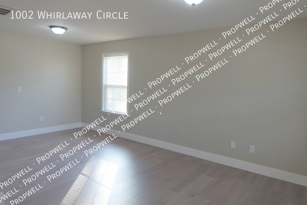 1002 Whirlaway Cir - Photo 5 of 39
