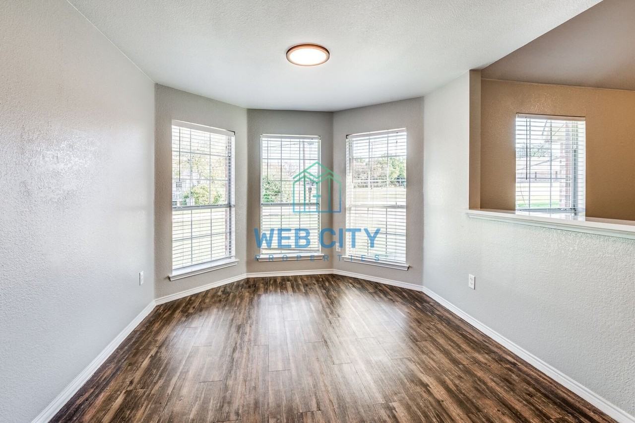 6527 Leana Ave - Photo 3 of 11