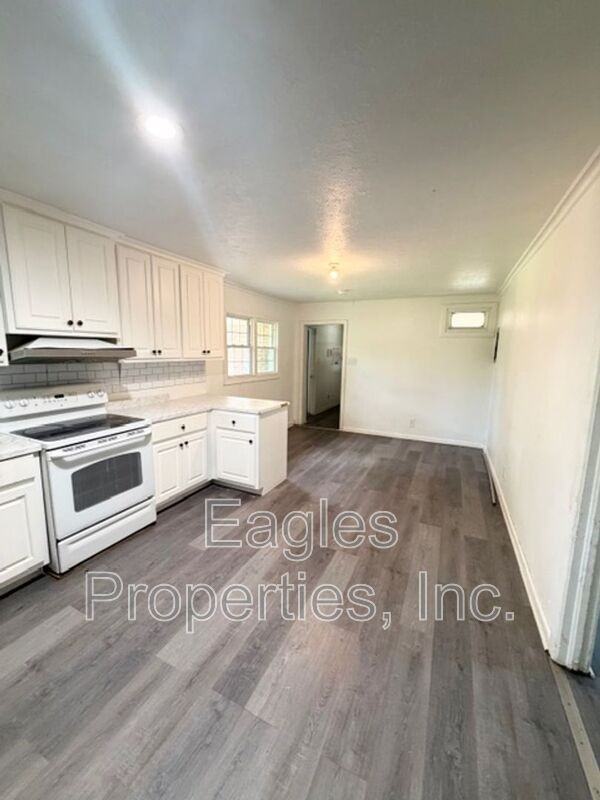 103 Brock St - Photo 7 of 13