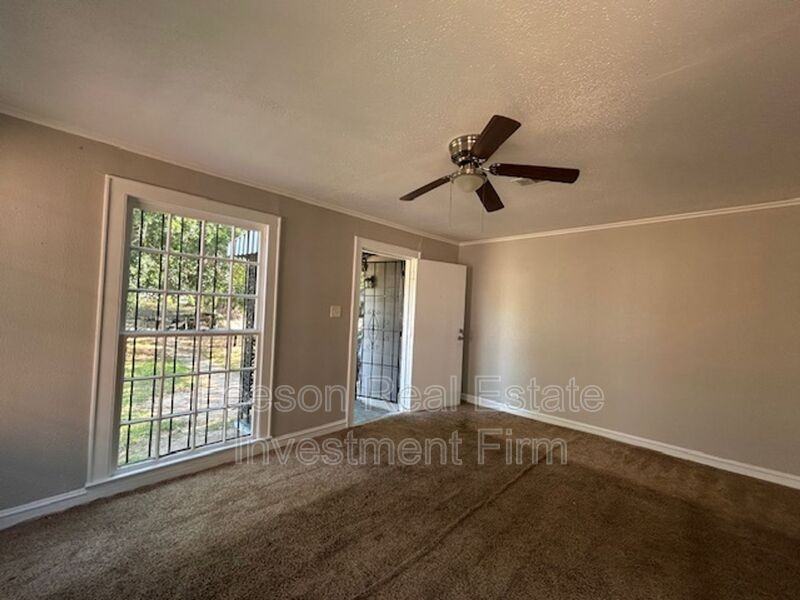 3603 Darien St - Photo 3 of 15