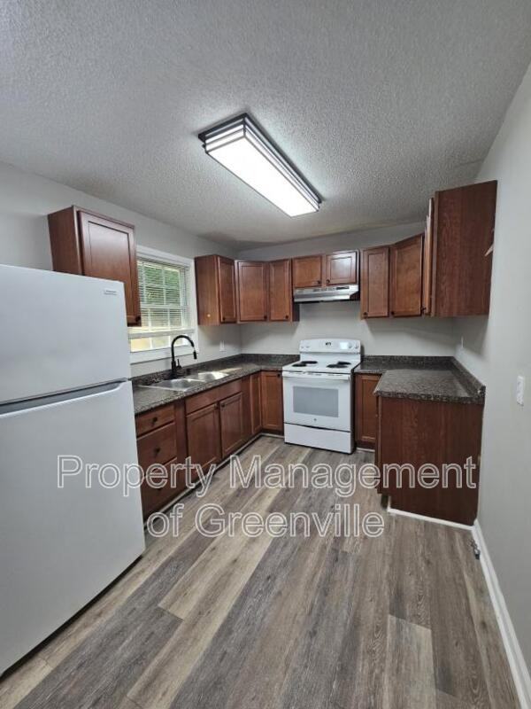 355 Woodview Ave - Photo 4 of 17