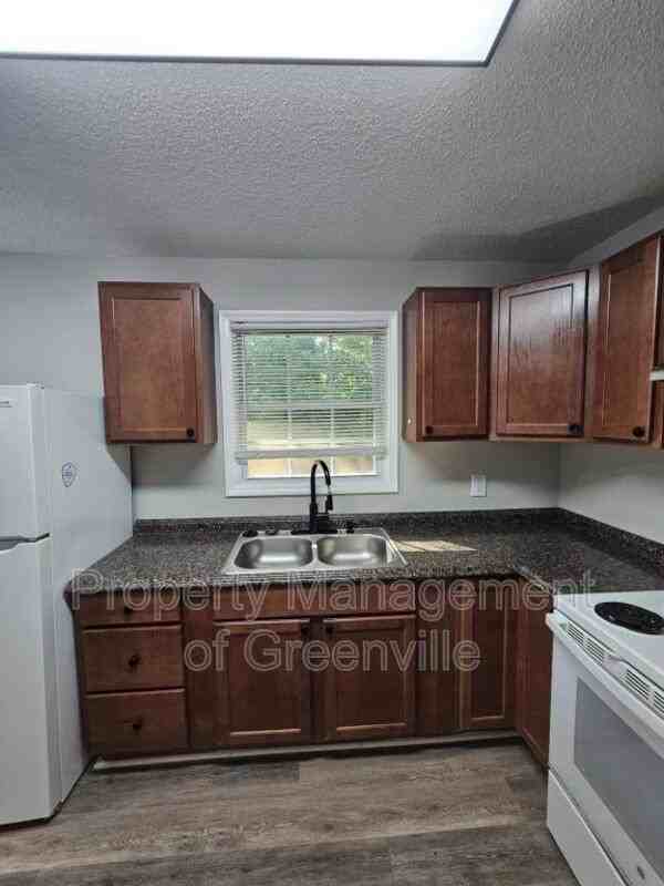 355 Woodview Ave - Photo 5 of 17