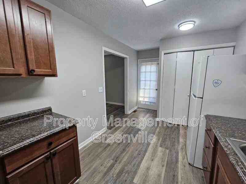 355 Woodview Ave - Photo 7 of 17