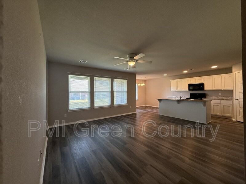 14709 N 46th West Ave - Photo 4 of 13