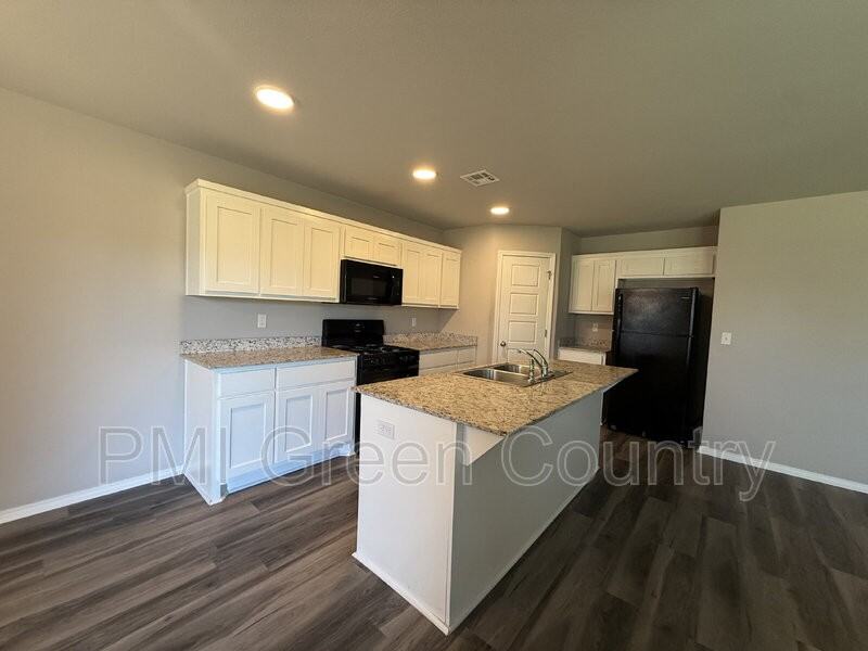 14709 N 46th West Ave - Photo 5 of 13