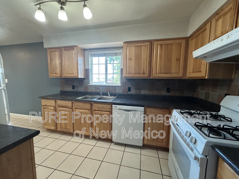 5525 Alder St - Photo 6 of 20