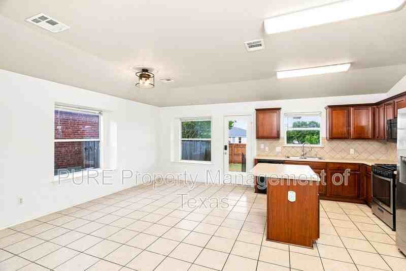 3232 Clinton Pl - Photo 6 of 22
