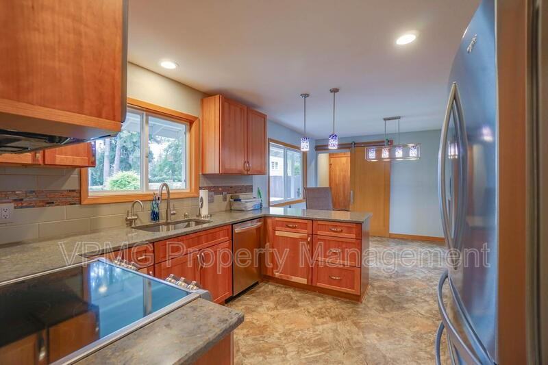 6904 Ne 70th St - Photo 7 of 50