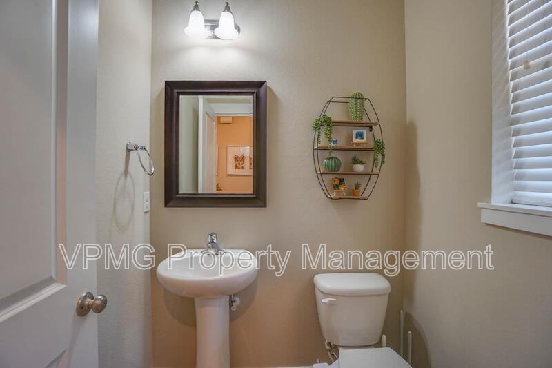 1416 Ne 172nd St - Photo 6 of 24