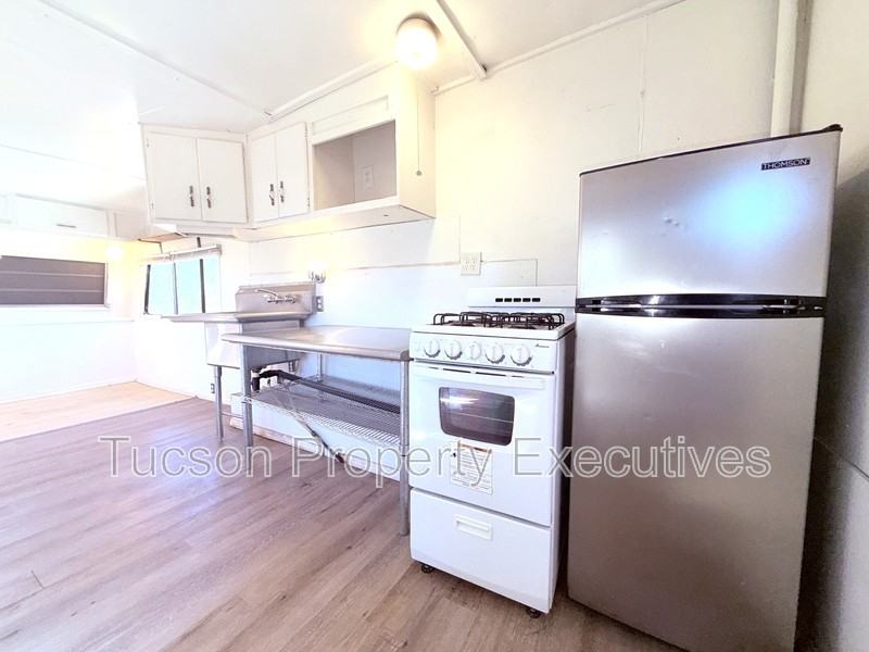1454 W Kilburn St - Photo 2 of 12