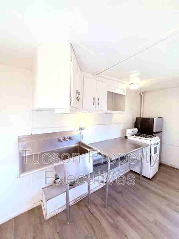 1454 W Kilburn St - Photo 3 of 12